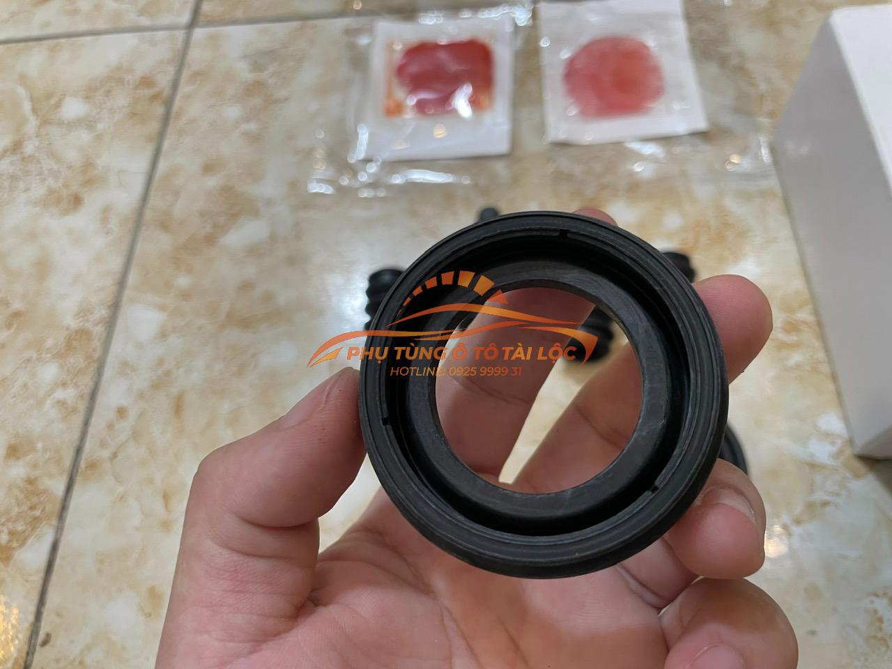 Cupen chụp bụi phanh sau Mazda CX9 2011-2017 chính hãng L2Y62646ZA