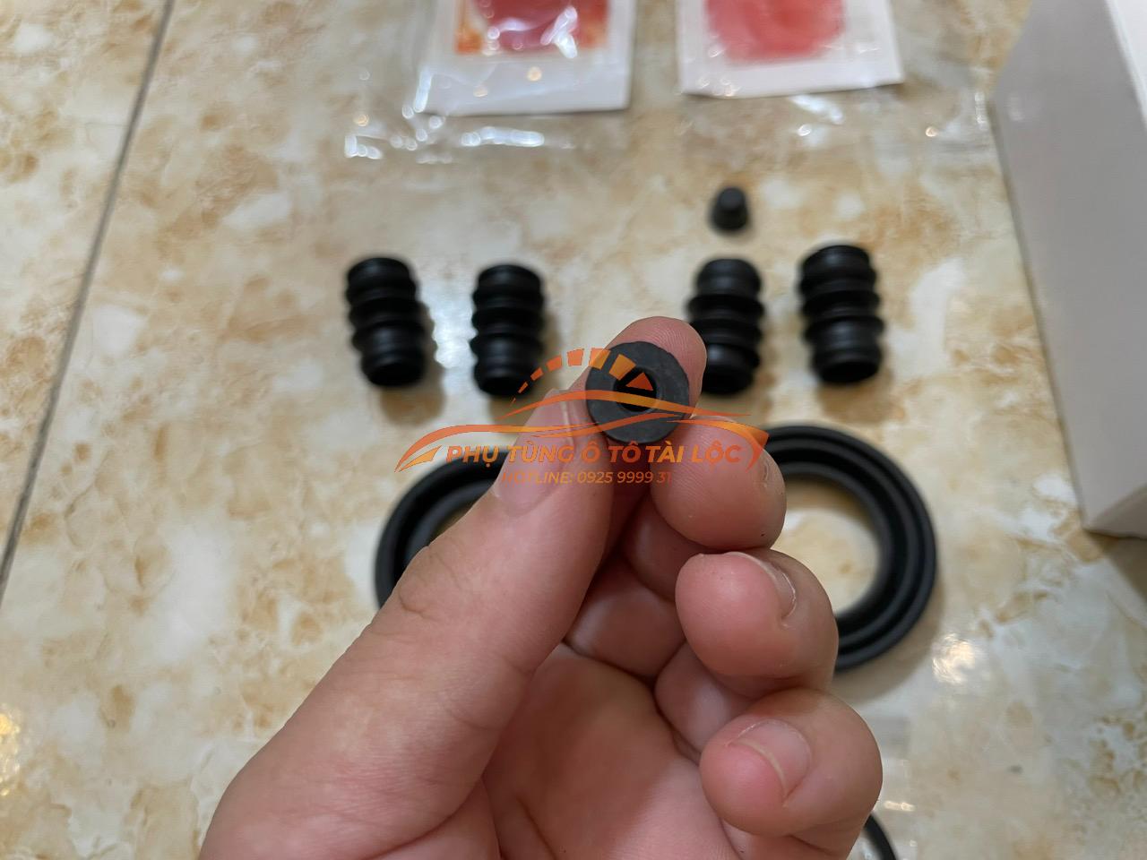 Cupen chụp bụi phanh sau Mazda CX9 2011-2017 chính hãng L2Y62646ZA