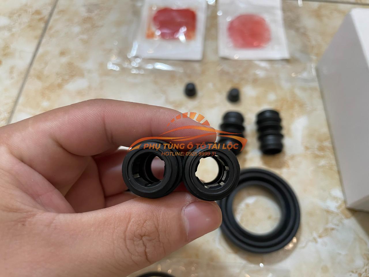 Cupen chụp bụi phanh sau Mazda CX9 2011-2017 chính hãng L2Y62646ZA