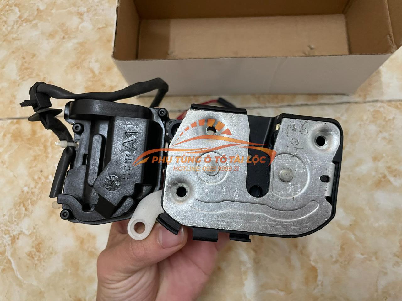 Ổ khóa ngậm Ford Laser 2001-2005 sau phụ RH - B25E73310D