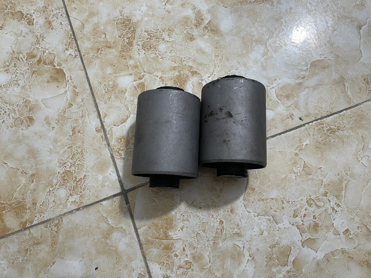 Cao su càng A Vinfast VF8 2023-2026 phụ tùng hệ thống treo theo xe