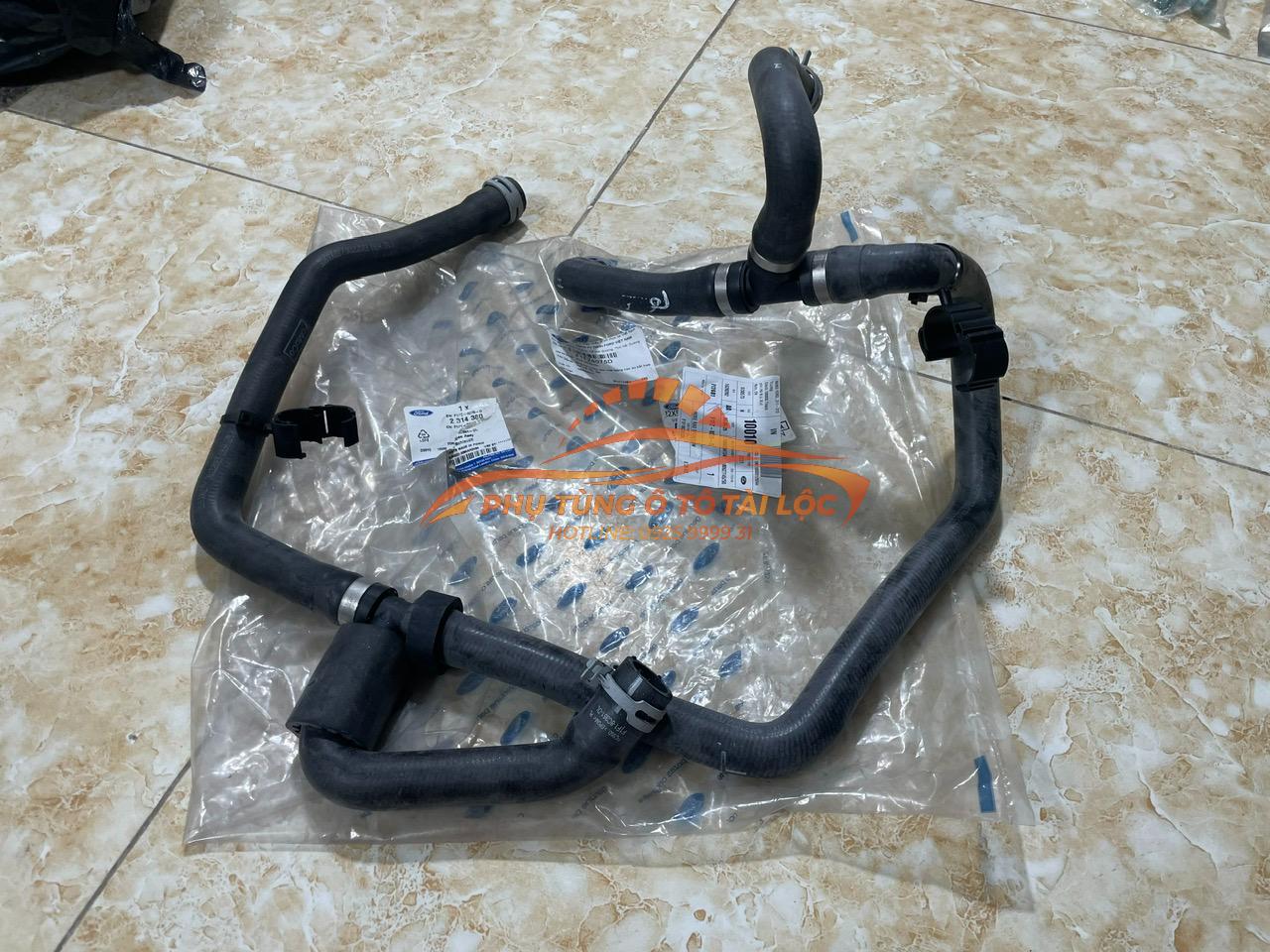 Ống két nước làm mát bằng cao su kết hợp với vật liệu dệt Ford Focus 2015-2019 - F1FZ8075D / F1F118C351DL - Phụ Tùng Tài Lộc