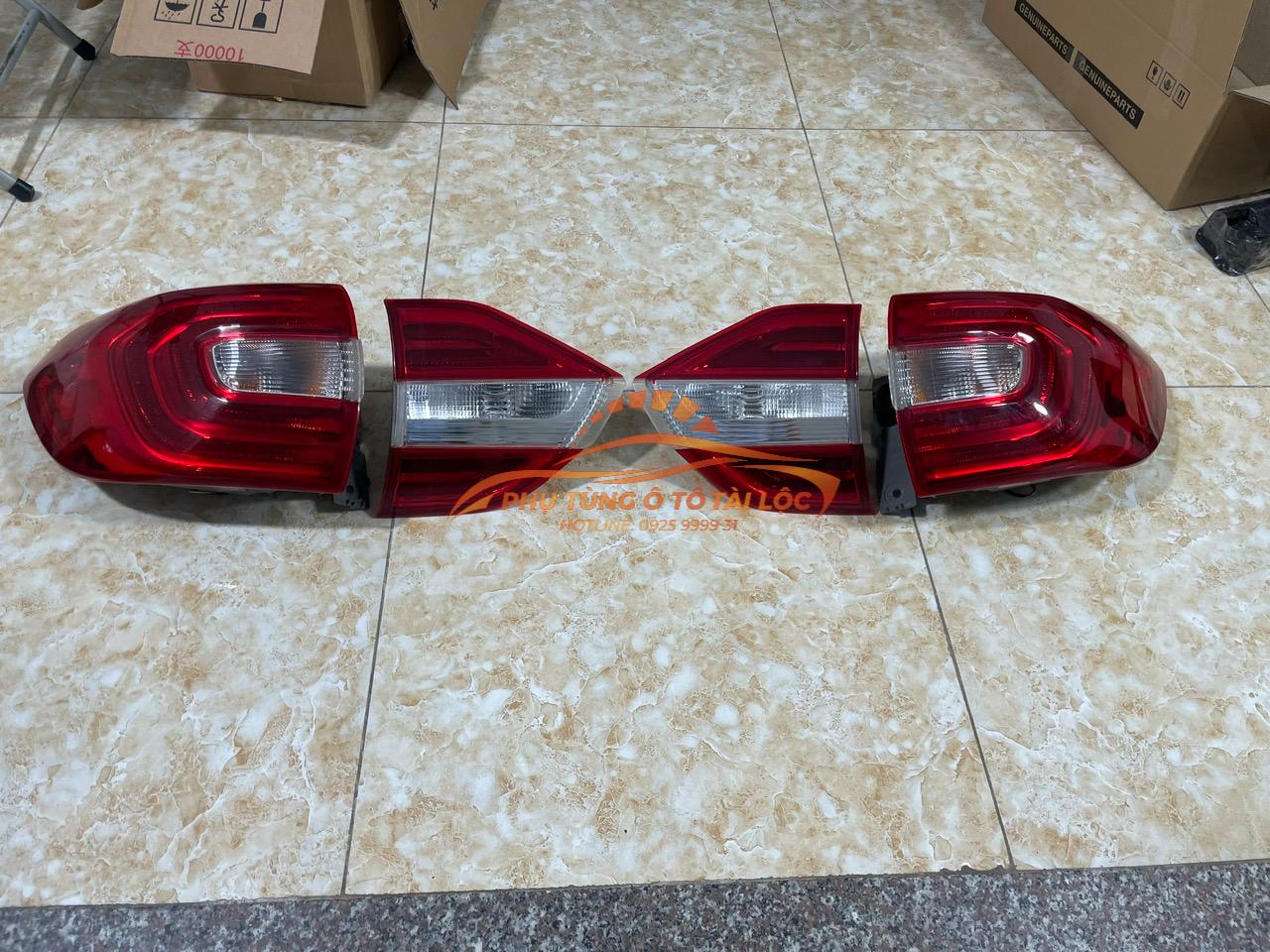 Đèn hậu ngoài Ford Everest 2018-2021 - EB3B13404BF