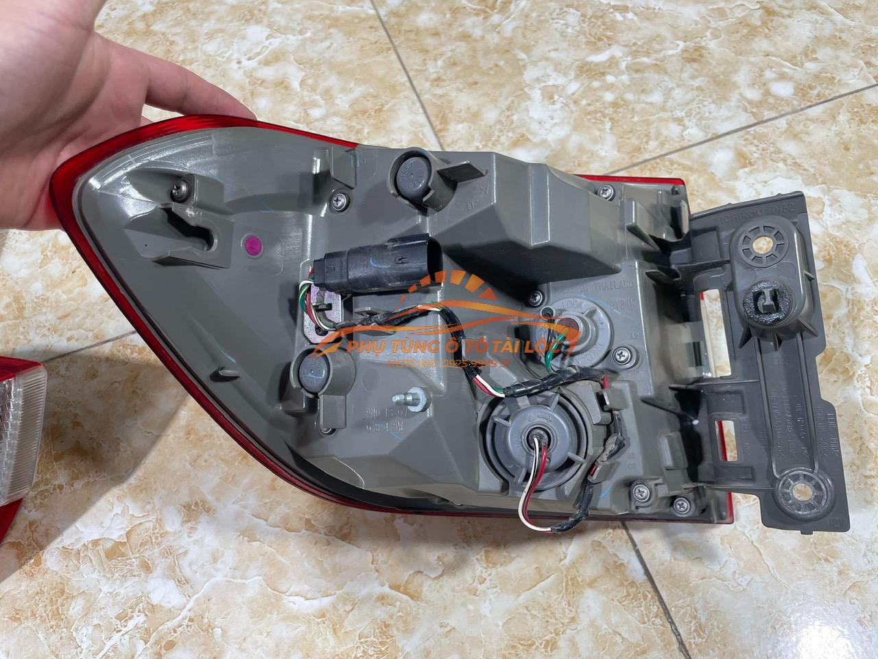 Đèn hậu ngoài Ford Everest 2018-2021 - EB3B13404BF