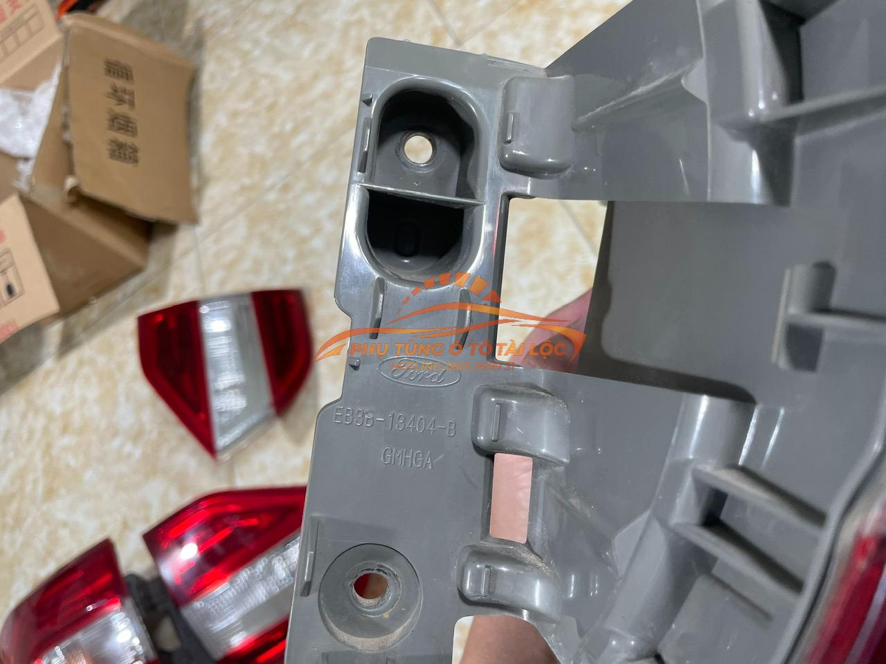 Đèn hậu ngoài Ford Everest 2018-2021 - EB3B13404BF