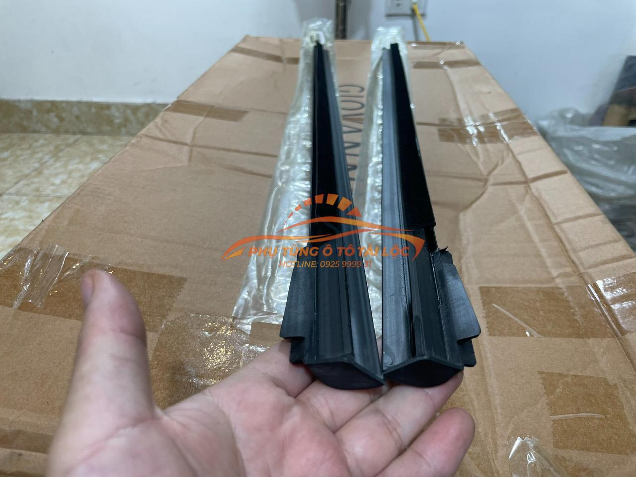 Nẹp ngoài chân kính Ford Focus 2005-2012 - 4M51A20563AJ