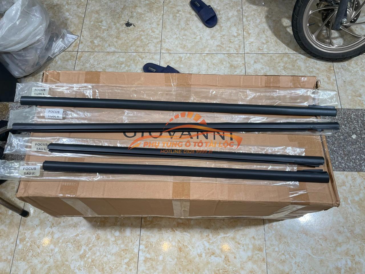 Nẹp ngoài chân kính Ford Focus 2005-2012 - 4M51A20562AJ