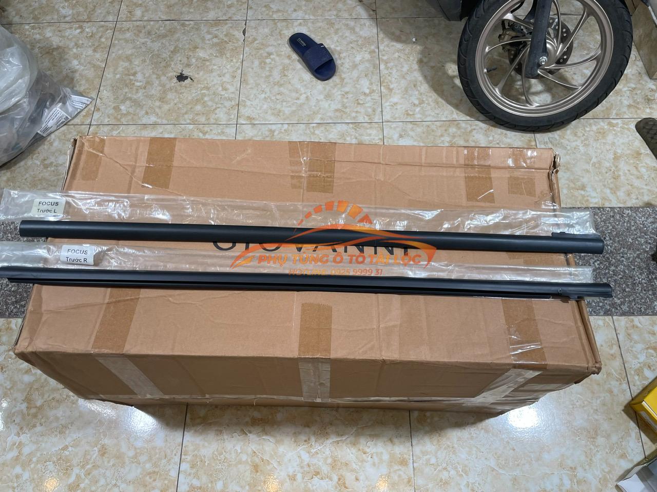 Nẹp ngoài chân kính Ford Focus 2005-2012 - 4M51A20562AJ