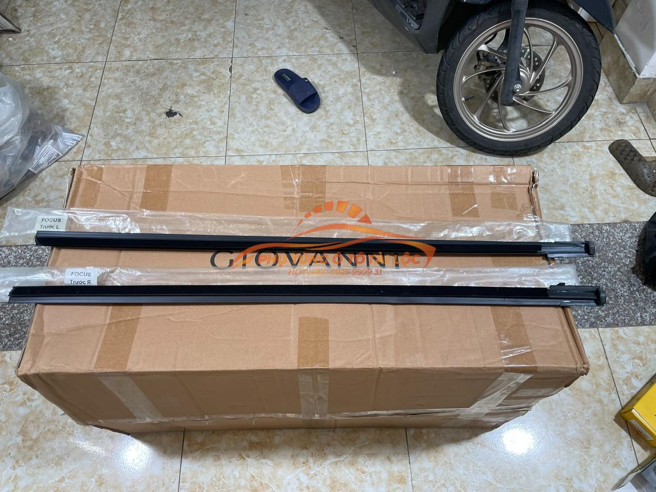 Nẹp ngoài chân kính Ford Focus 2005-2012 - 4M51A20562AJ